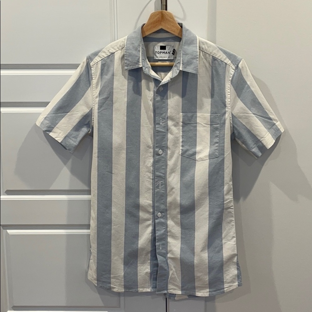 Like-New Muscle Fit Button Down